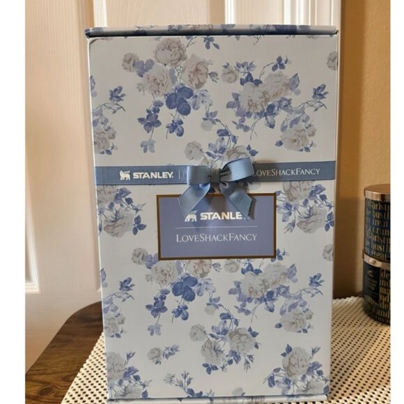 Stanley x LoveShackFancy 40oz Quencher Tumbler – Floral Blue - Picture 2 of 4